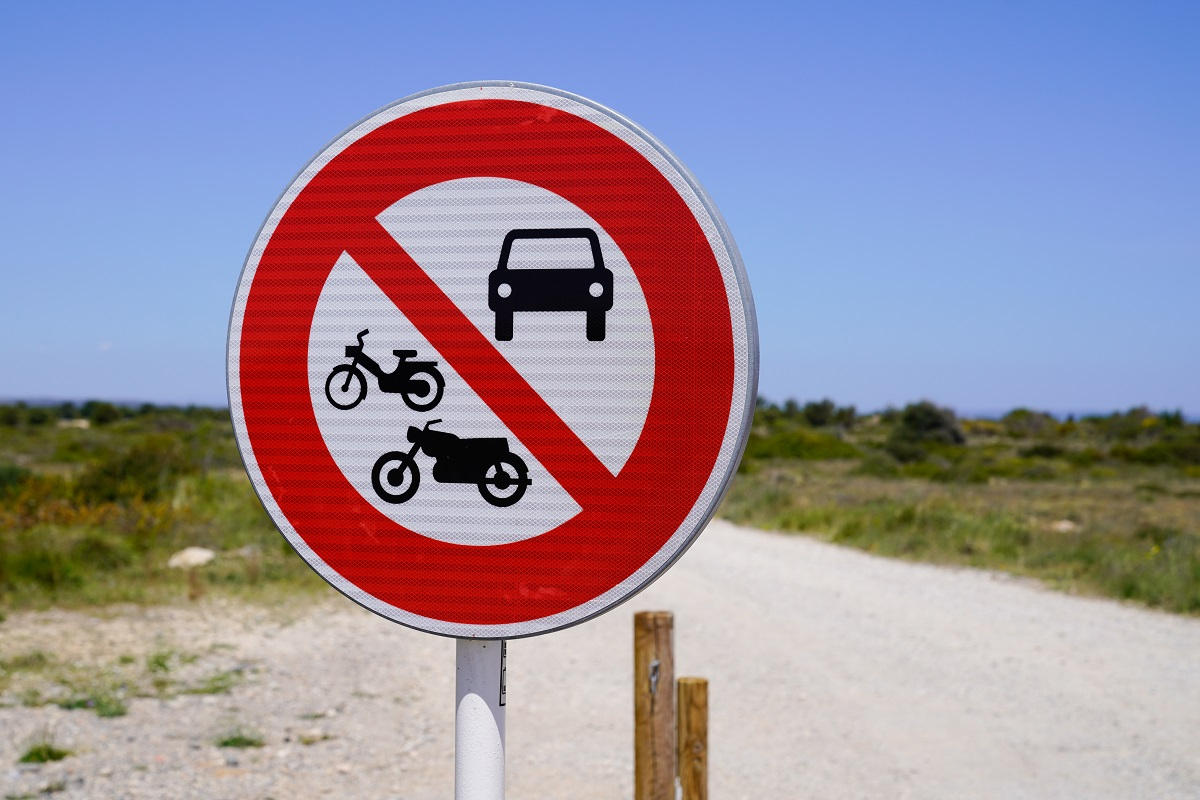 Panneau de signalisation interdisant l’accès à tout véhicule motorisé