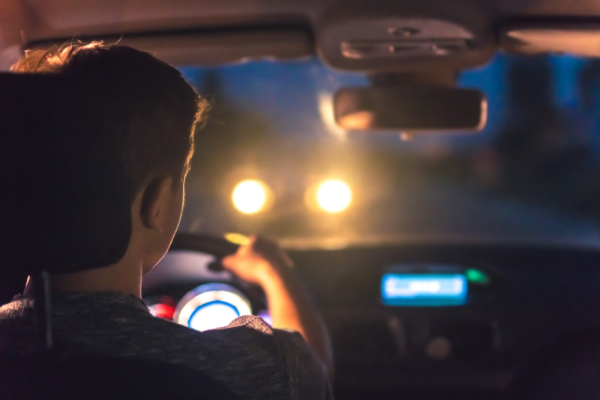 Jeune conducteur qui conduit de nuit