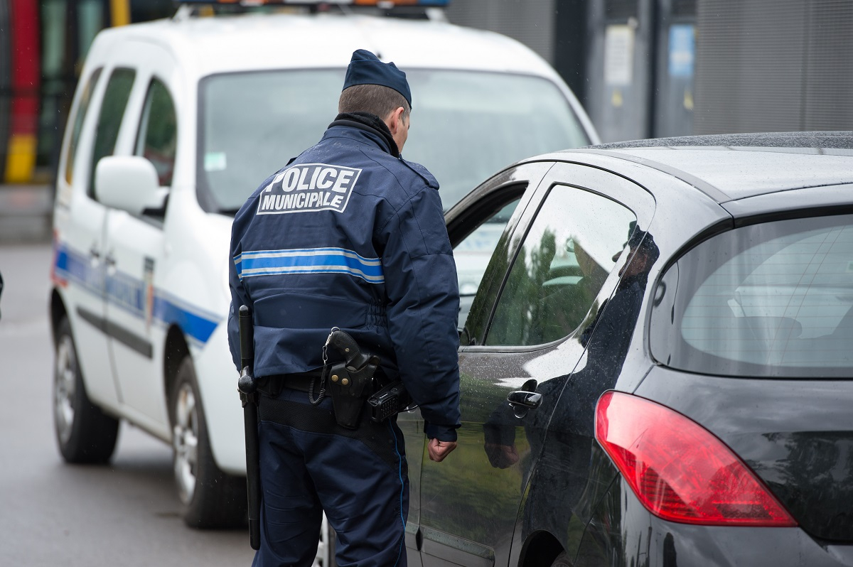 Agent de l’ordre contrôlant un véhicule et son conducteur