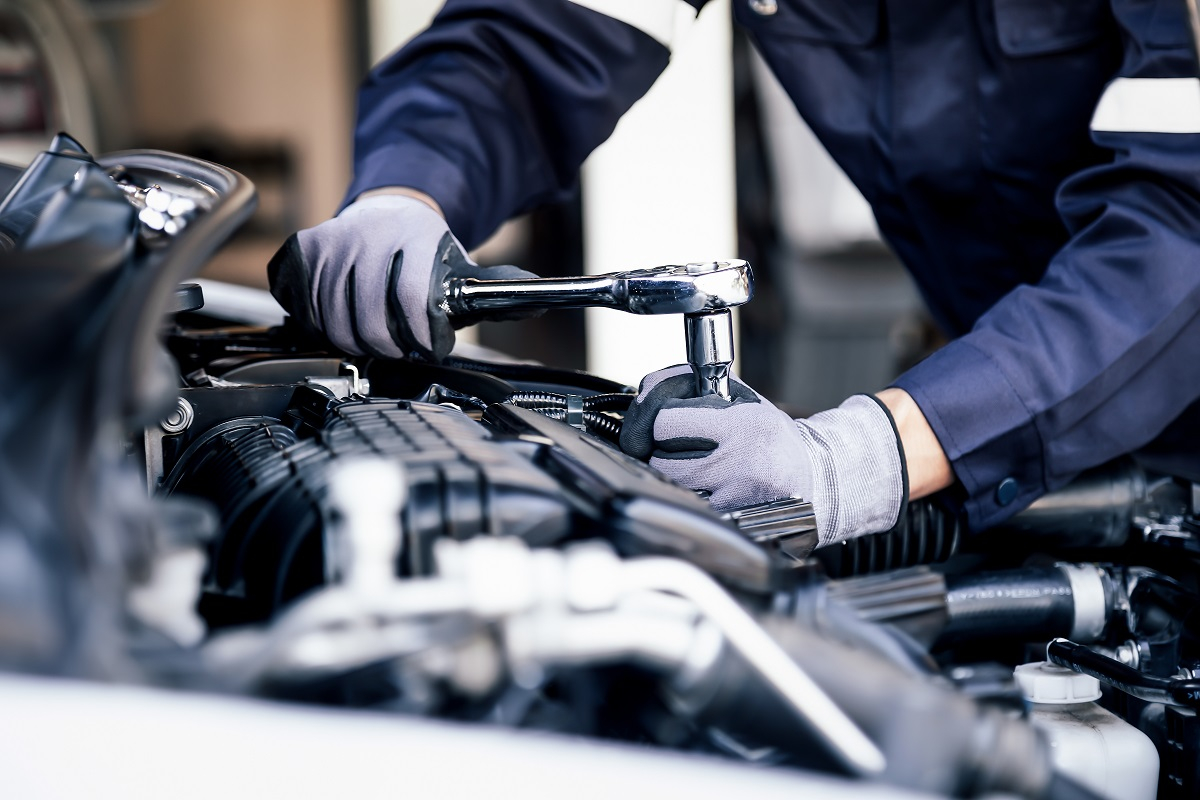 Mécanicien qui réalise l’entretien d’une voiture