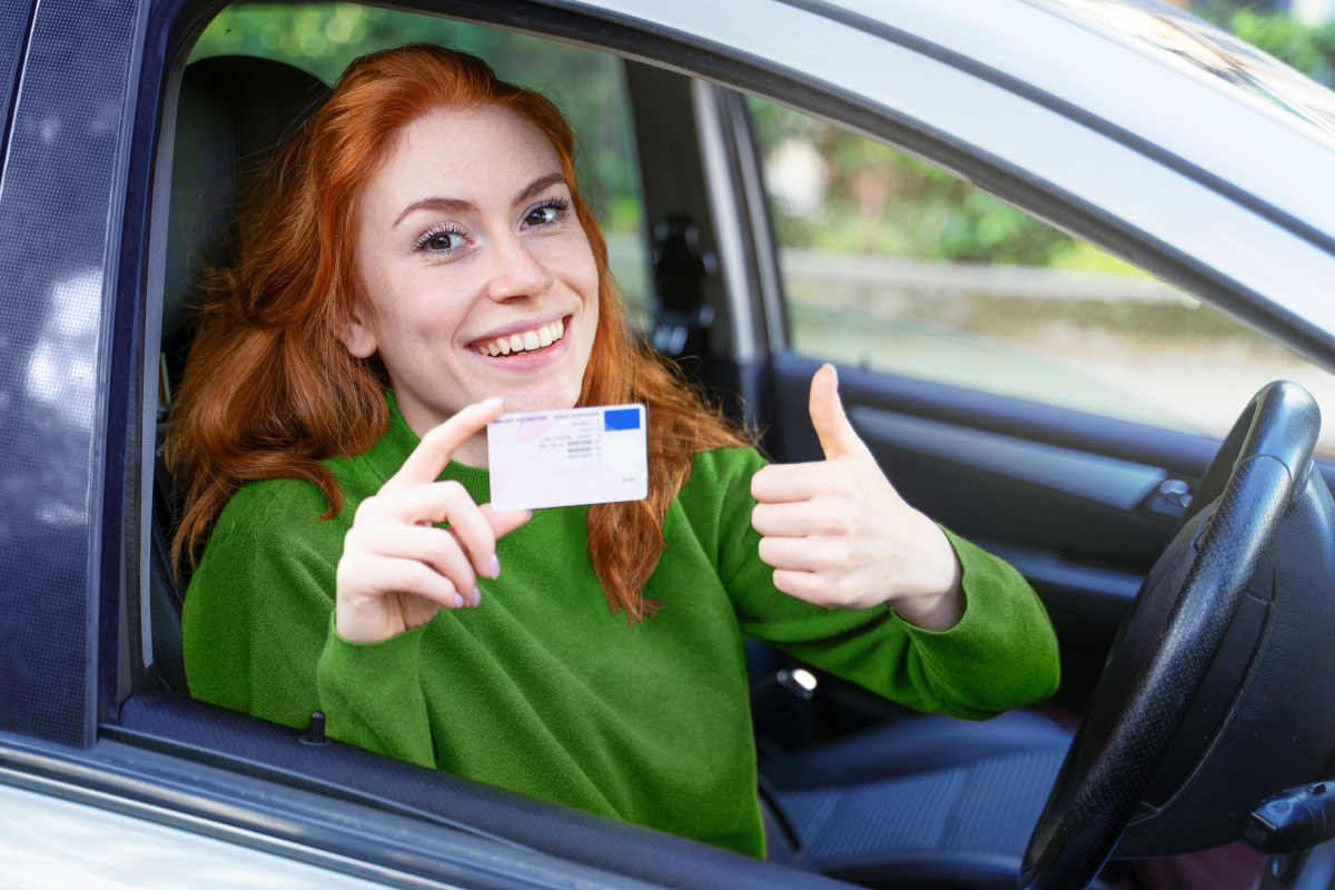 Jeune femme avec son document officiel du permis de conduire