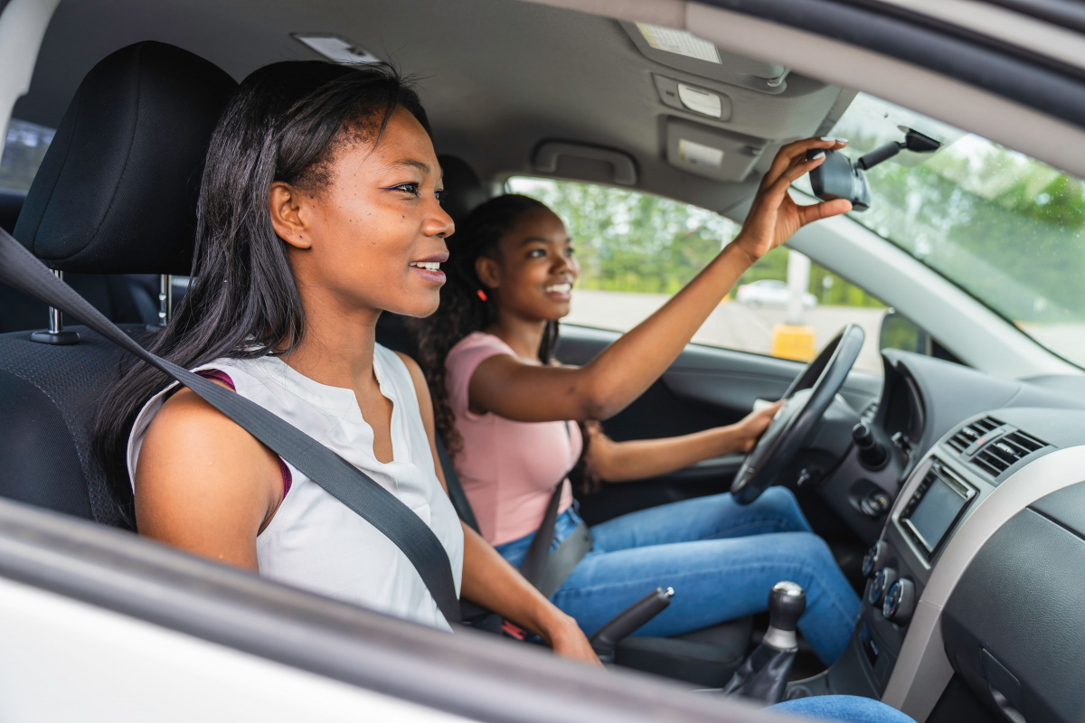 Jeune femme en conduite supervisée avec sa mère