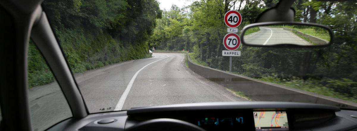 Exemple question du Code de la route véhicule circulant sur une route en descente