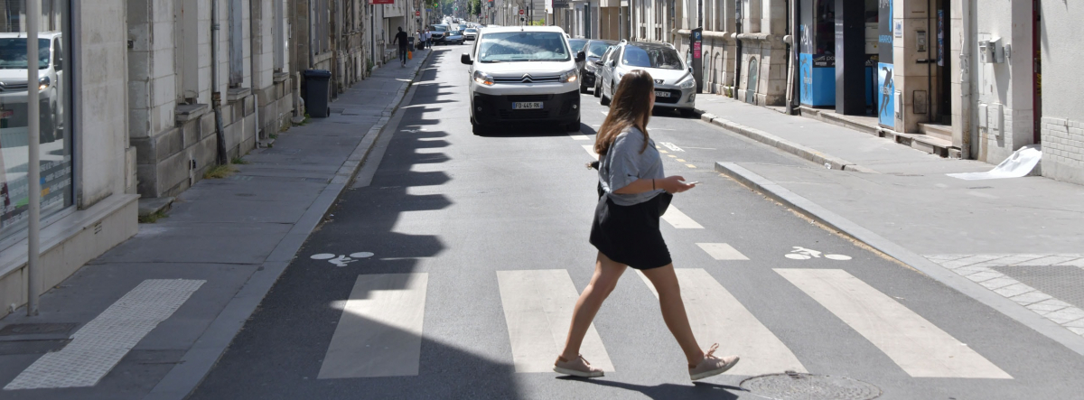 Exemple question du Code de la route piéton traversant devant une voiture sur un passage piéton