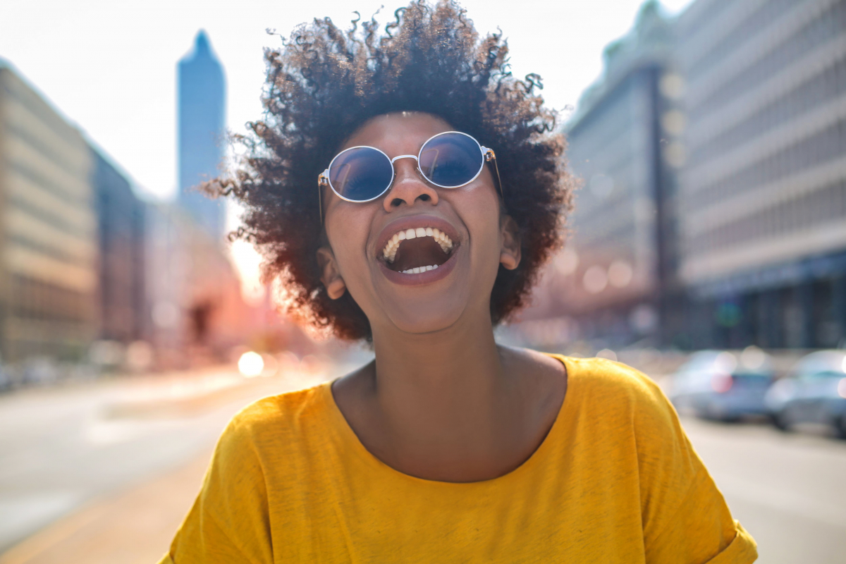 Jeune fille heureuse et sans stress