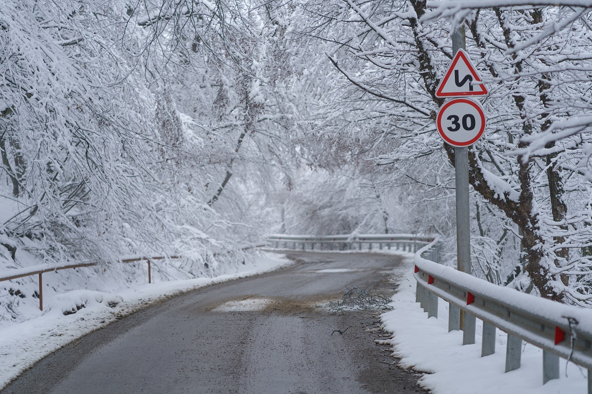 Route enneigée avec panneaux de signalisation