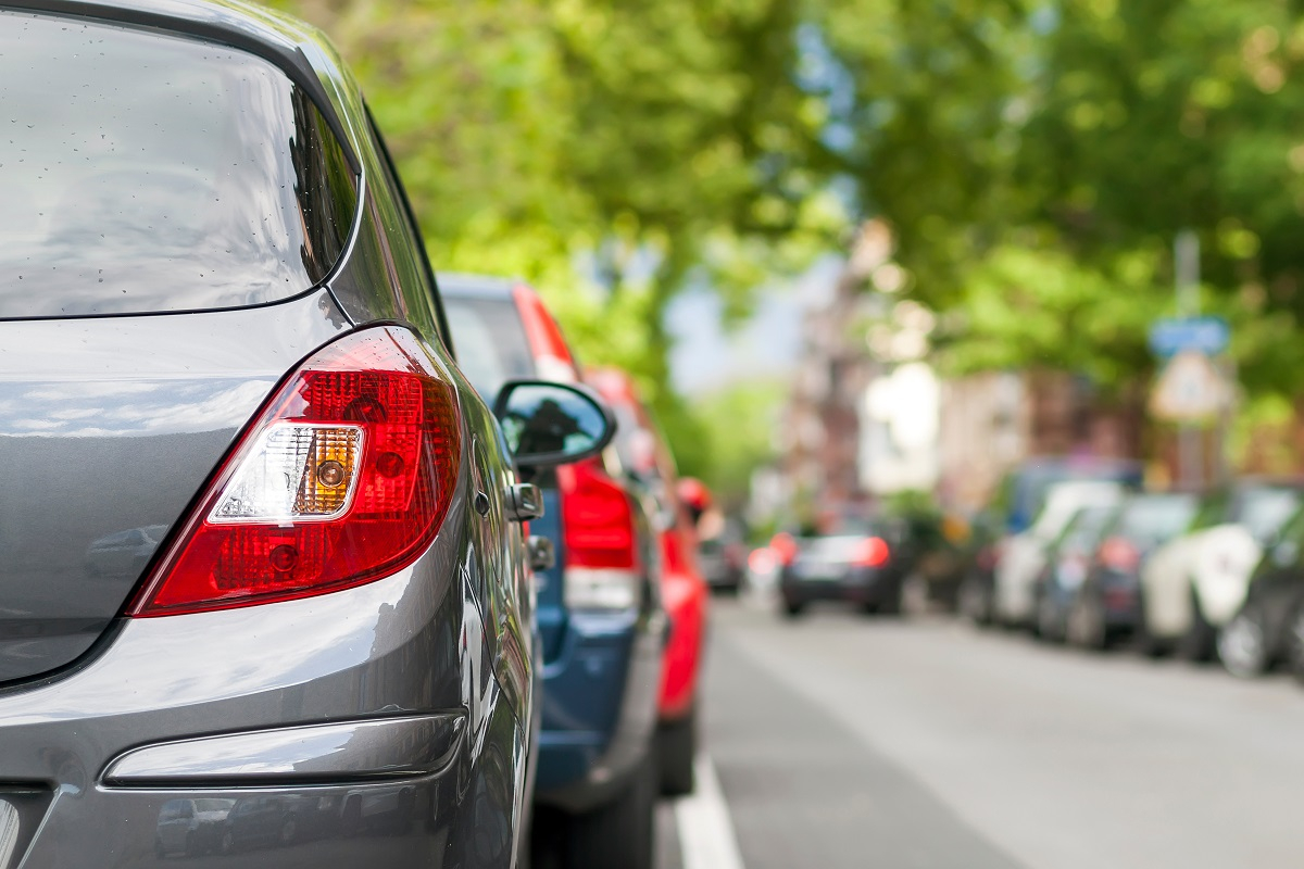 voiture stationnée sur une place de parking