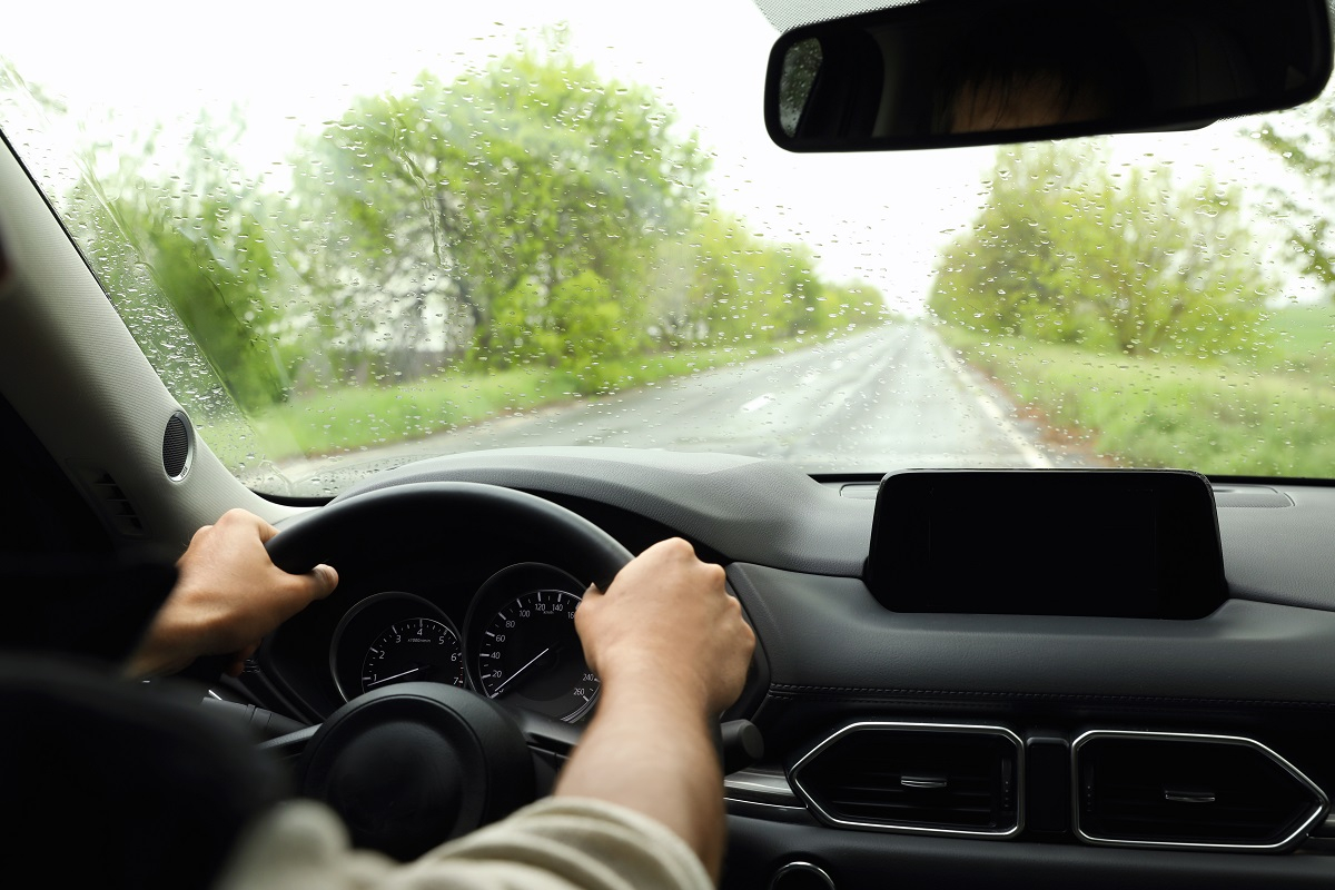 conducteur conduisant sous la pluie