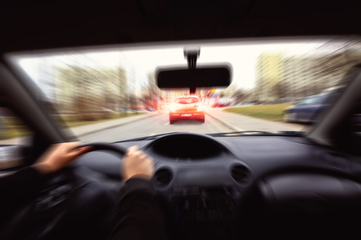 conducteur qui freine à la vue des feux stop de la voiture qui freine devant lui