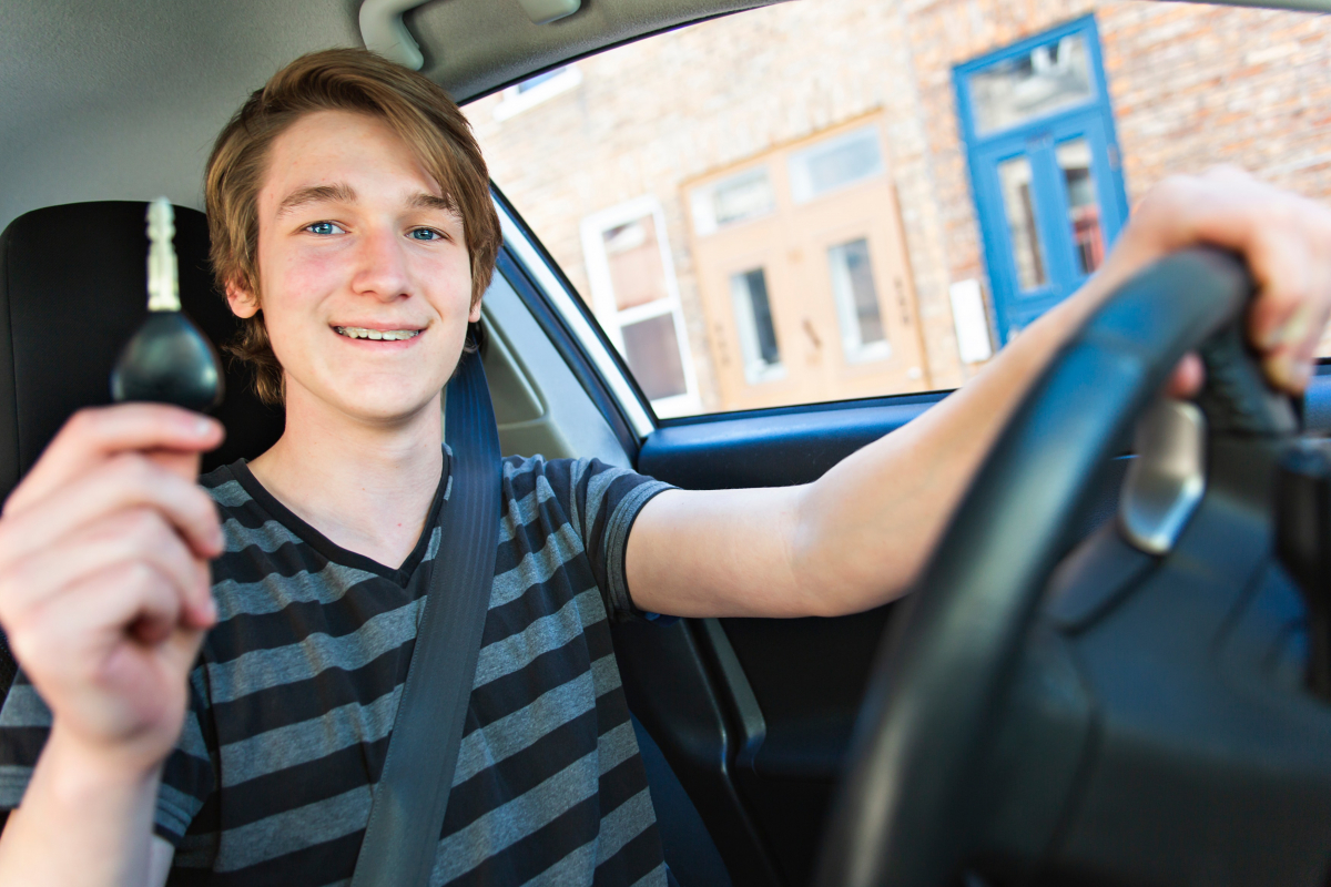 Jeune conducteur heureux qui vient d’avoir son permis voiture grâce au permis 1euro par jour