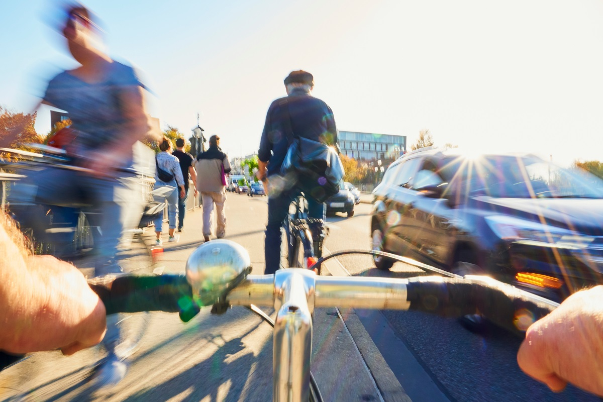 voie de circulation partagée entre des cyclistes, piétons et voitures