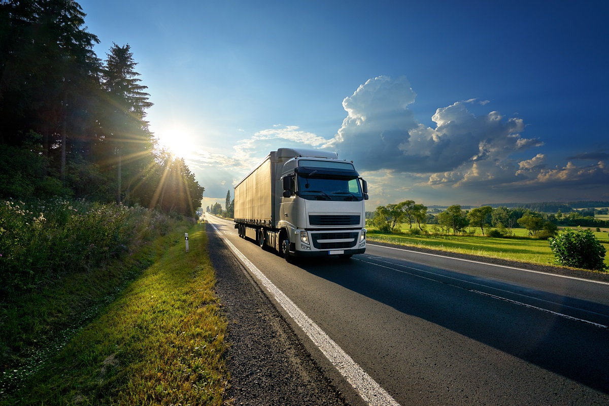 camion circulant sur une route de campagne