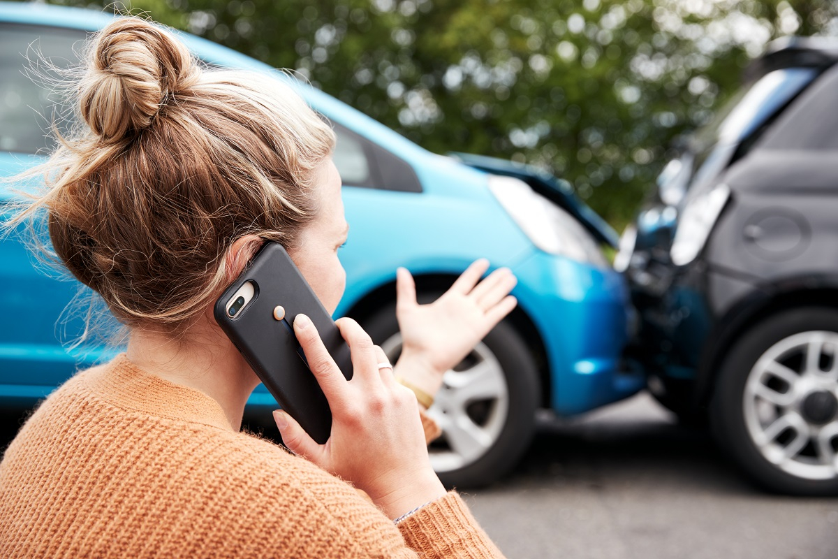 jeune femme qui appelle les secours après un accident