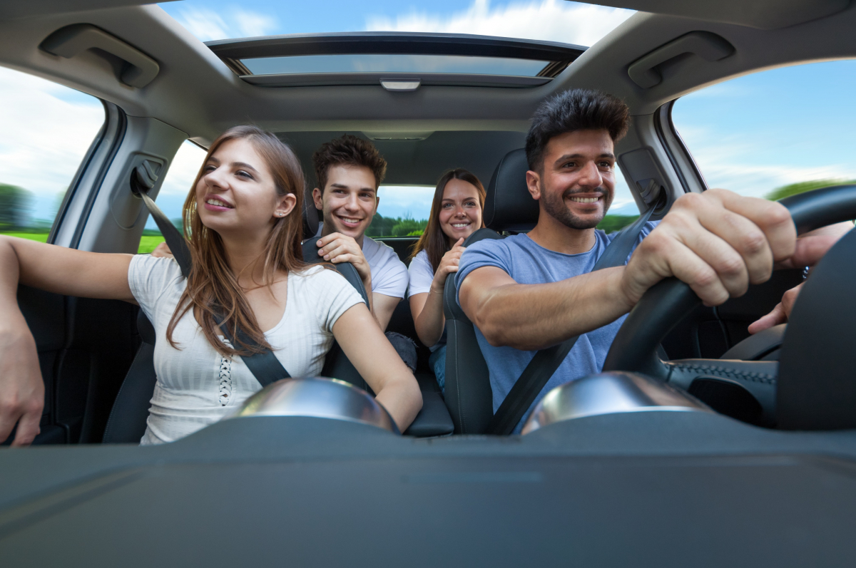 Jeune en voiture faisant du co-voiturage