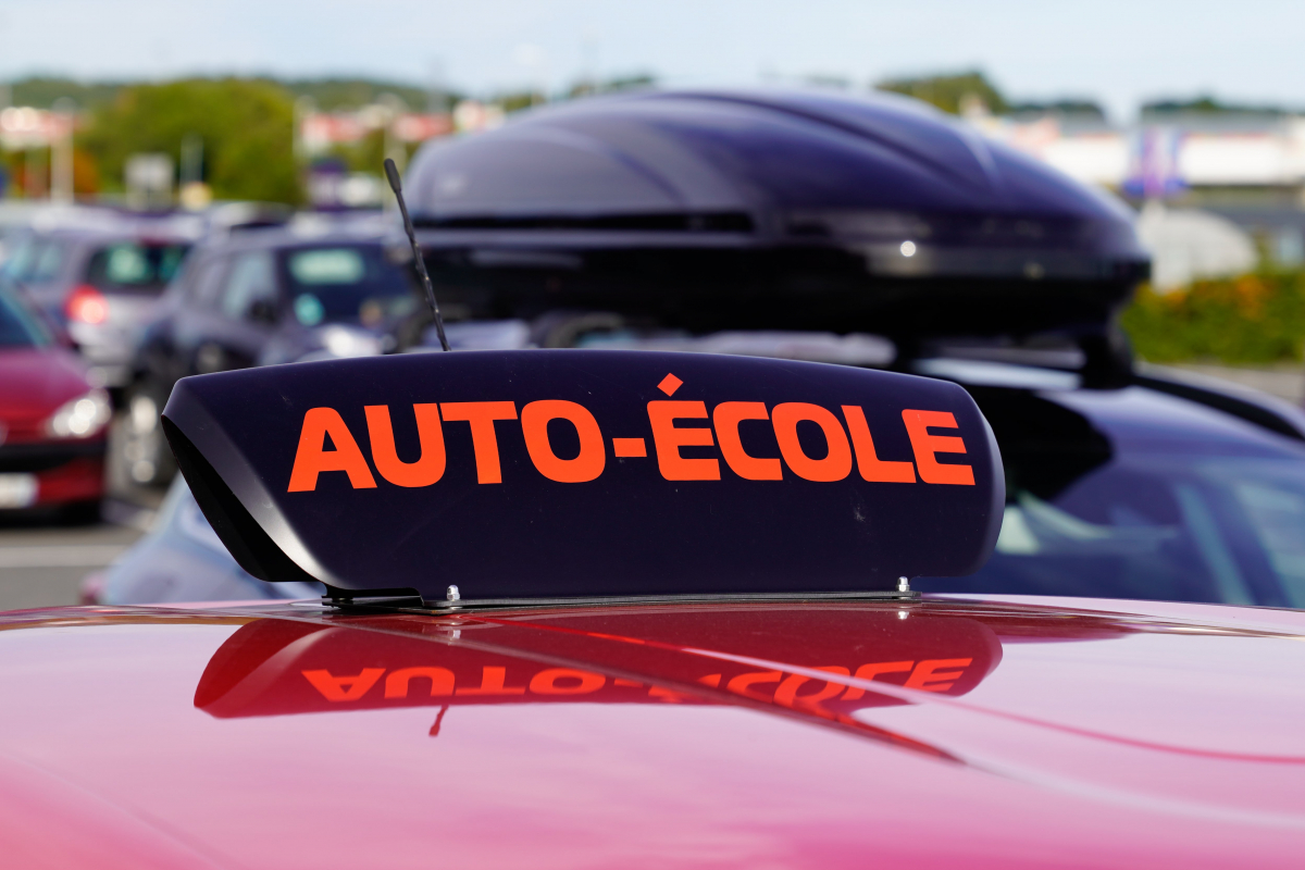 Voiture avec un panneau de toit auto école Voiture avec un panneau de toit auto école
