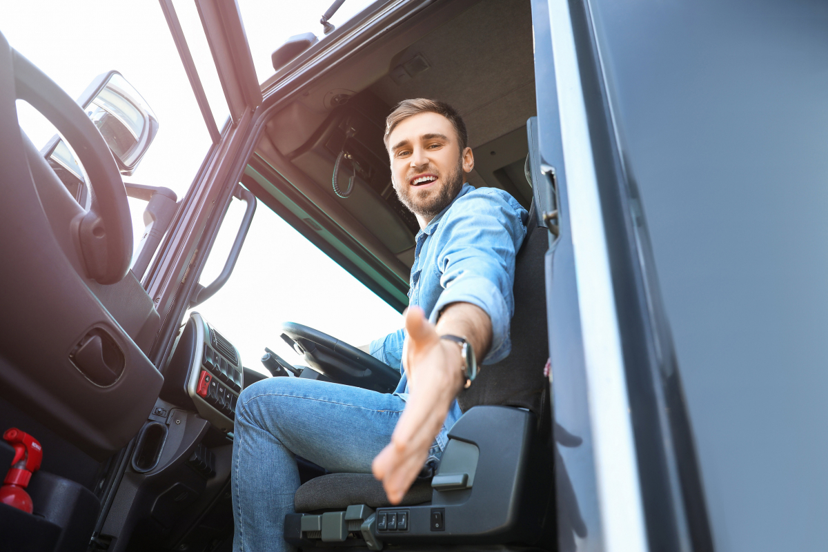 Jeune futur conducteur en conduite encadrée au volant d’un camion