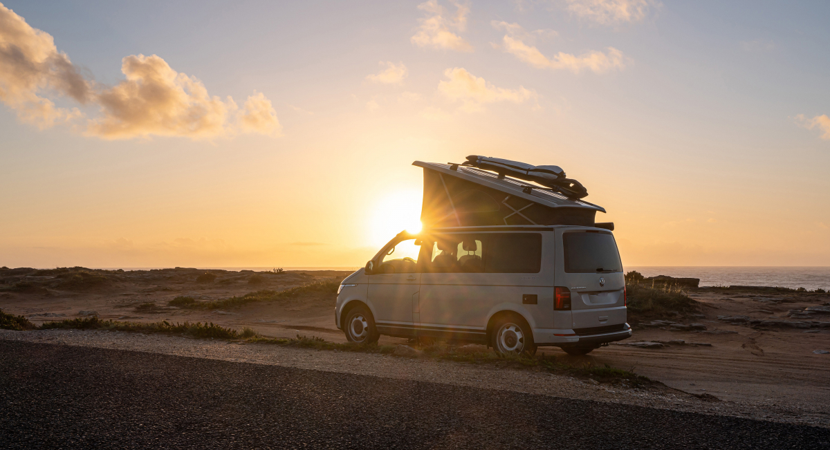 Van au coucher de soleil pouvant être conduit avec le permis B