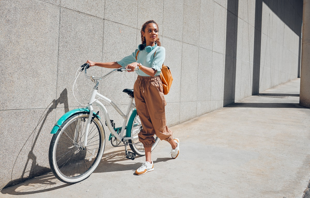 jeune fille faisant du vélo