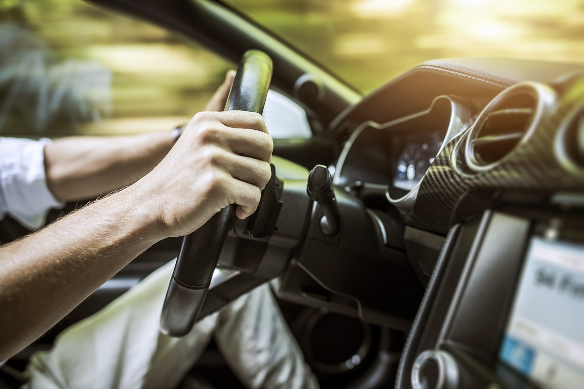 jeune conducteur pratiquant l’écoconduite