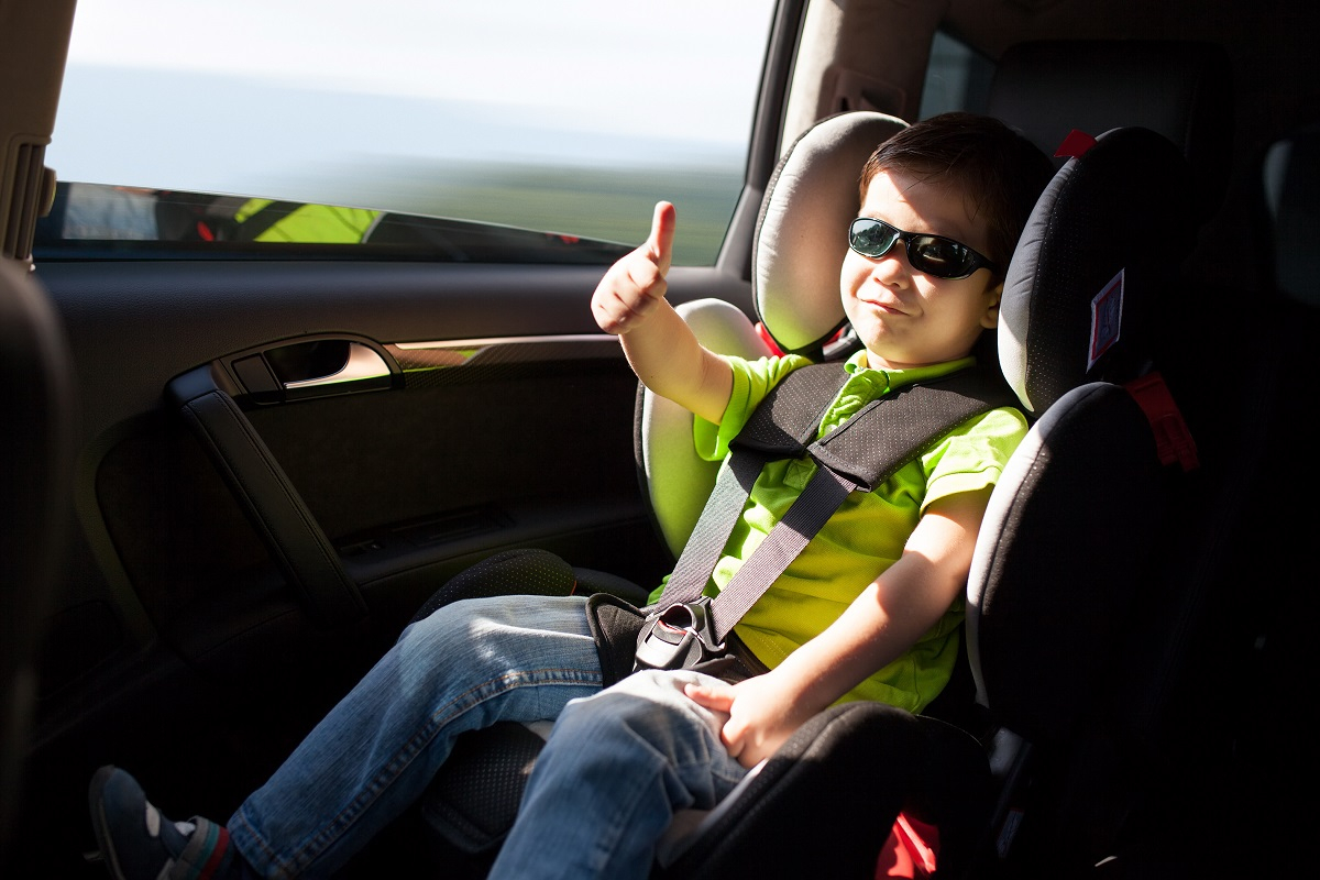 enfant bien installé en sécurité dans une voiture