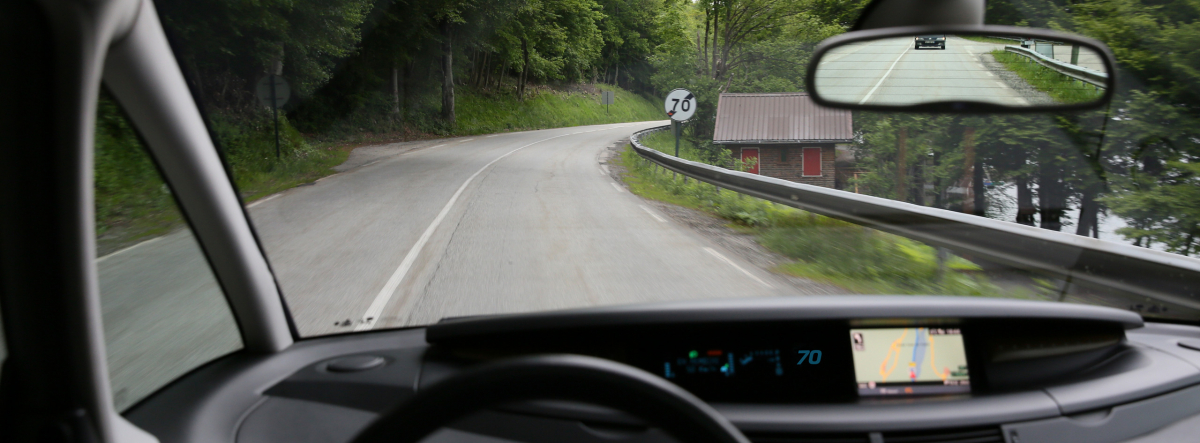 Exemple question de code de la route véhicule circulant sur une route en virage