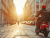 Homme roulant en ville sur son scooter Homme roulant en ville sur son scooter